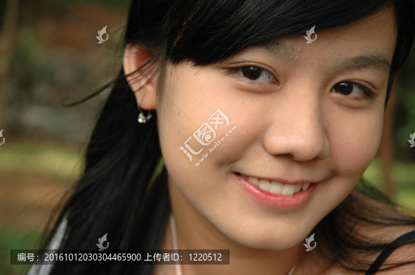 帶著微笑表情的年輕女士