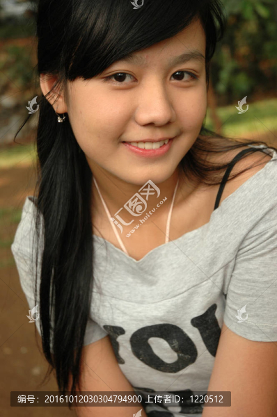 帶著微笑表情的年輕女士