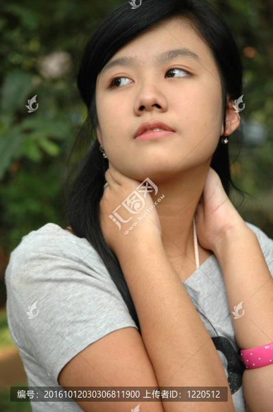 年輕的女士尋找的東西