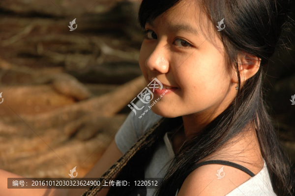 帶著微笑表情的年輕女士