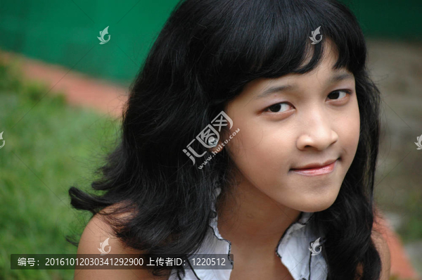帶著微笑表情的小女孩