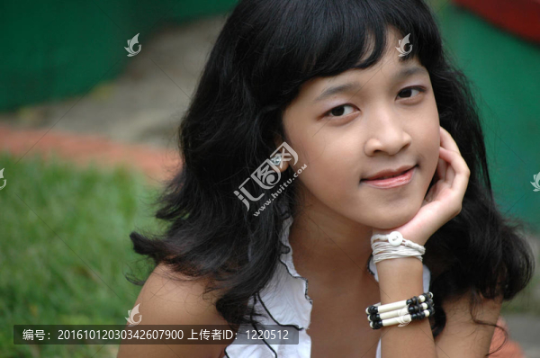 帶著微笑表情的小女孩