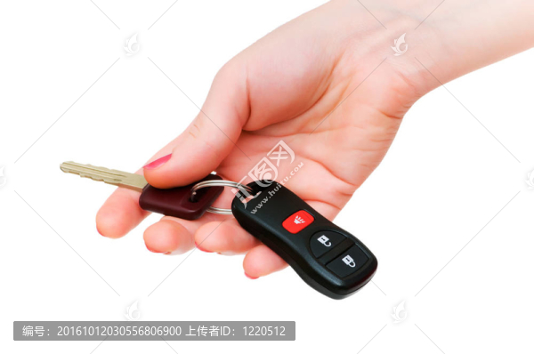 在白色上隔離的手拿鑰匙