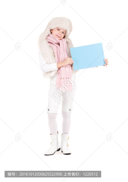 帶著空板的冬帽女孩