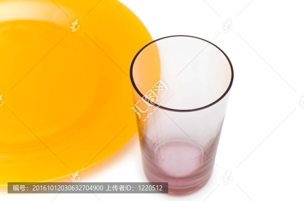 黃色的盤子和白色的玻璃