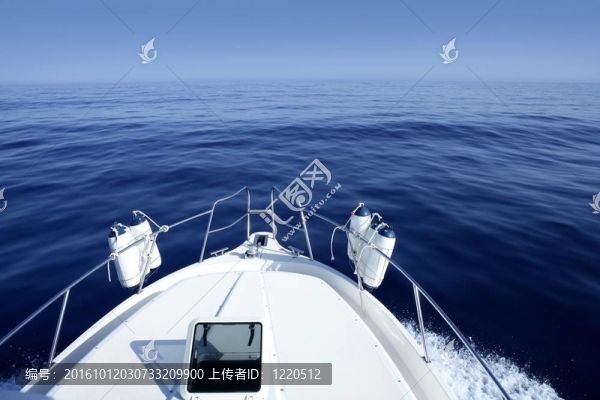 在藍色的地中海游艇船