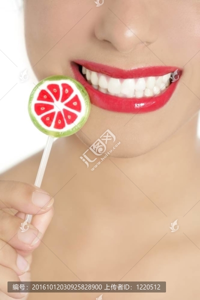 彩色棒棒糖在完美女人的牙齒