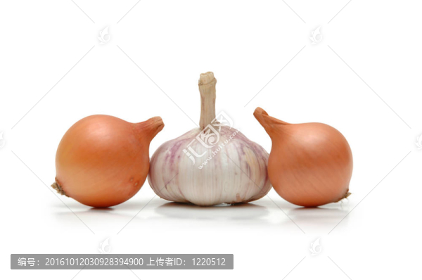 兩個(gè)洋蔥和大蒜瓣在白色上分離