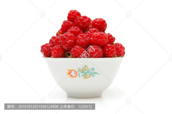 滿滿一碗樹莓白色隔離