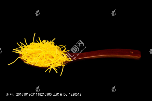 黑色的木湯匙意大利面
