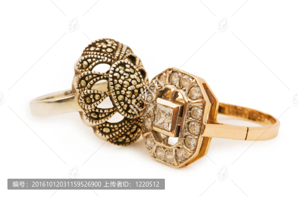 白色背景上的金戒指