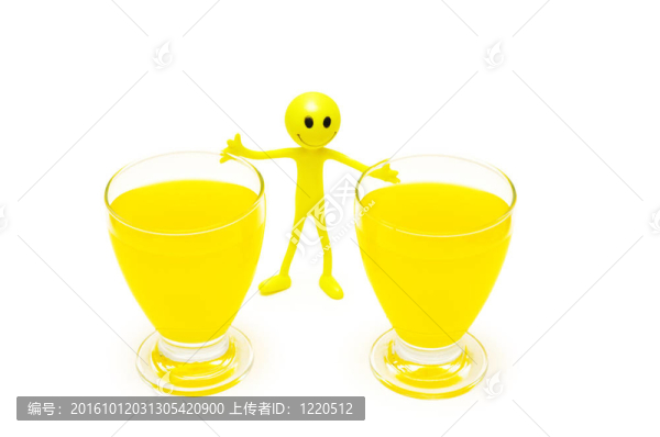 兩杯橙汁和微笑白色隔離