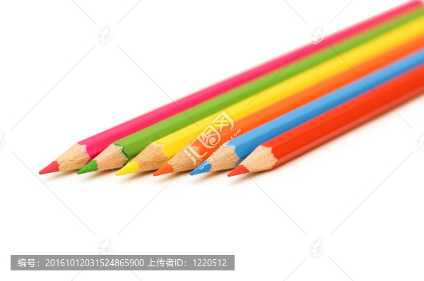白色背景上的彩色鉛筆