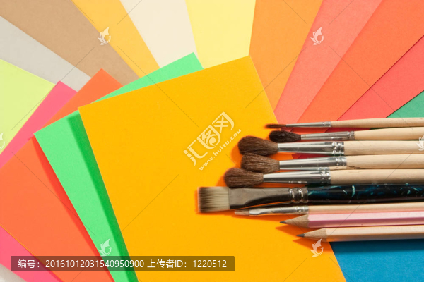 彩色紙上的文具