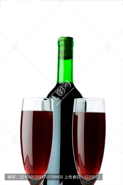 在白色的瓶子和酒杯