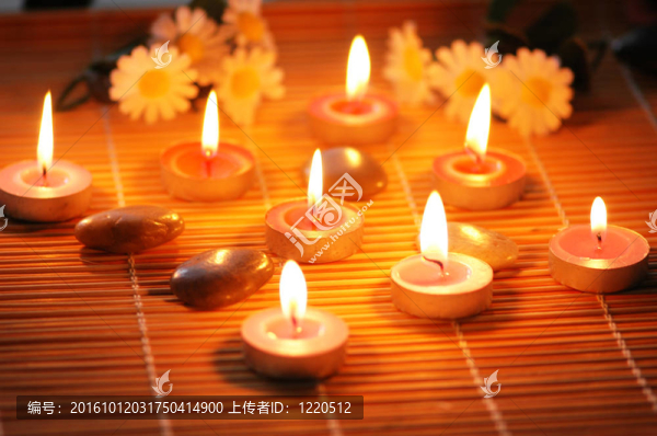 蠟燭；芳香療法治療花和鵝卵石