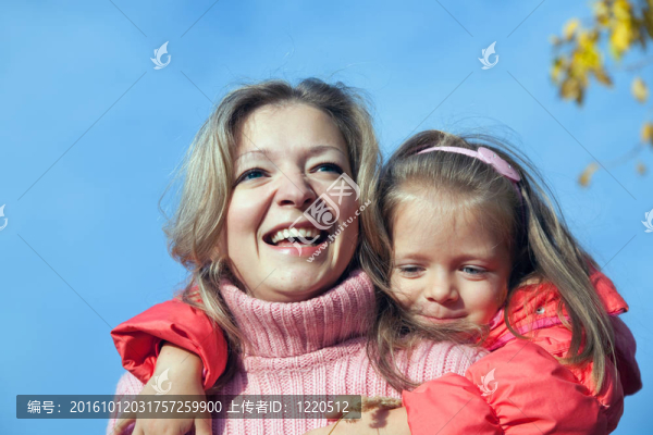幸福母親與女兒對(duì)抗天空