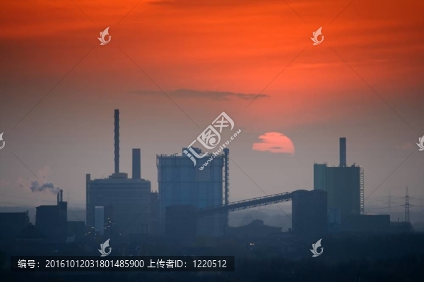 日落時(shí)的工業(yè)天際線