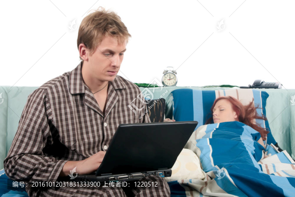 臥室；情侶；臥室。