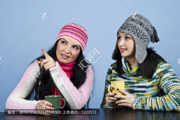 兩個(gè)女人點(diǎn)和仰視