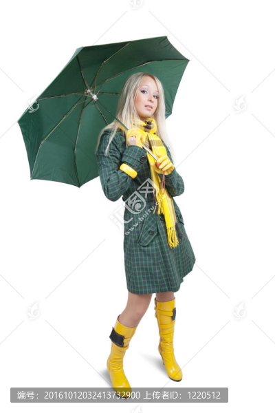帶雨傘的綠色外套的女孩