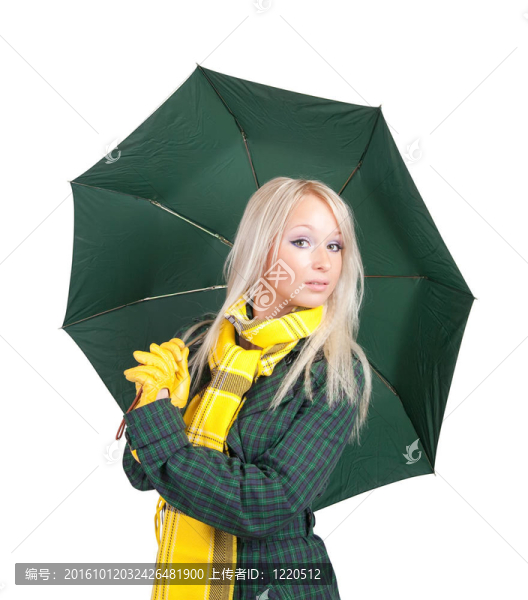穿著綠色外套的女孩穿著白色的雨傘