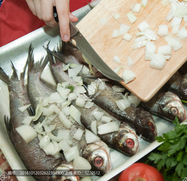烹飪一種新鮮的魚(yú)