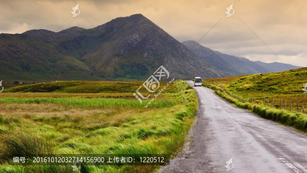 風(fēng)景秀麗的愛爾蘭自然景觀與旅游巴士
