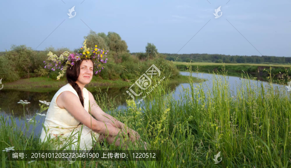 穿俄羅斯傳統(tǒng)衣服的女孩
