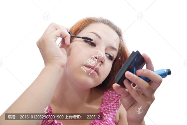 年輕的女孩，她的眼睫毛的睫毛膏在白