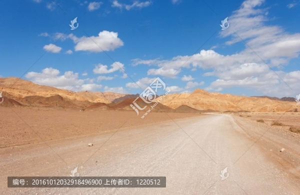 沙漠中的道路走向遙遠(yuǎn)的巖石