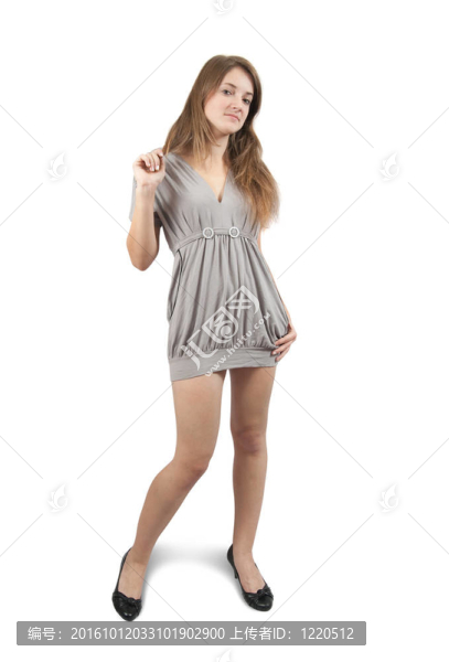 穿灰色衣服的站著的女孩