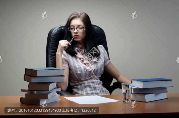 秘書坐在桌上