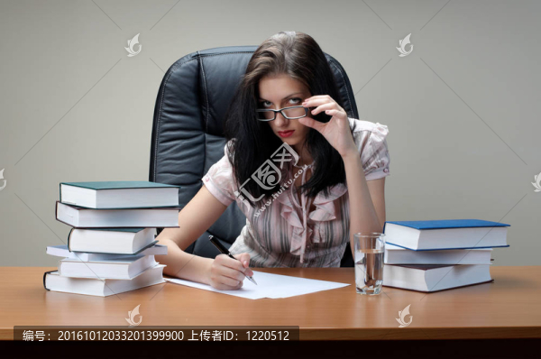 秘書坐在桌上