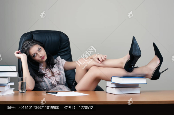 秘書坐在桌上