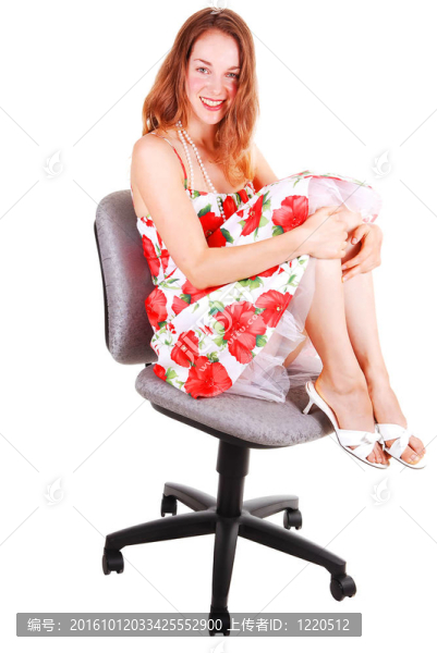 漂亮的女孩穿著五顏六色的衣服。