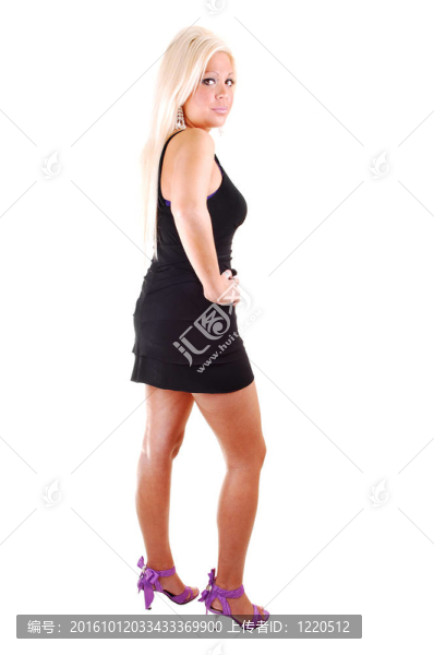 穿短衣服的漂亮女孩。