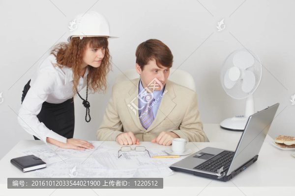 商人在辦公室工作與筆記本電腦