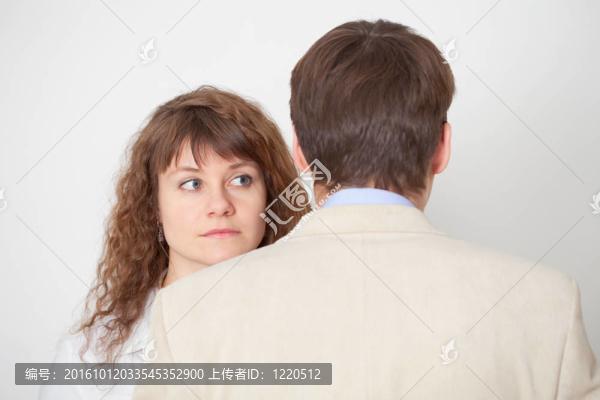 男人和女人站在壓力的附近
