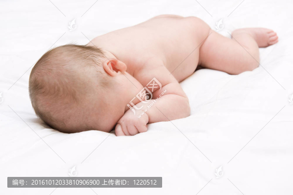 躺在床上的嬰兒