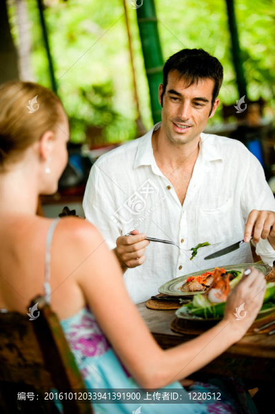 夫婦一起用餐