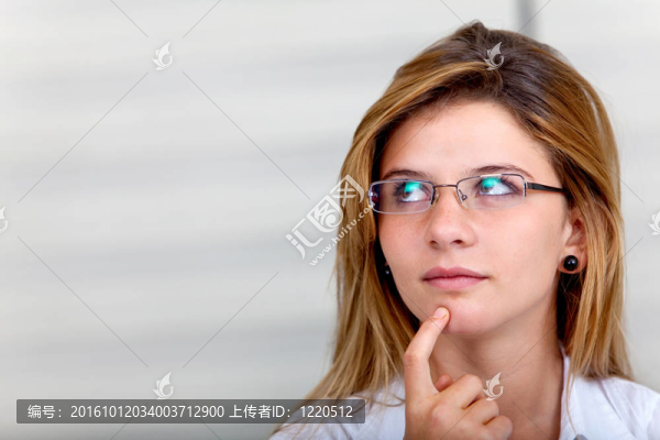 體貼的年輕女人