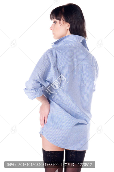 穿著襯衣和襪子的半裸女孩。