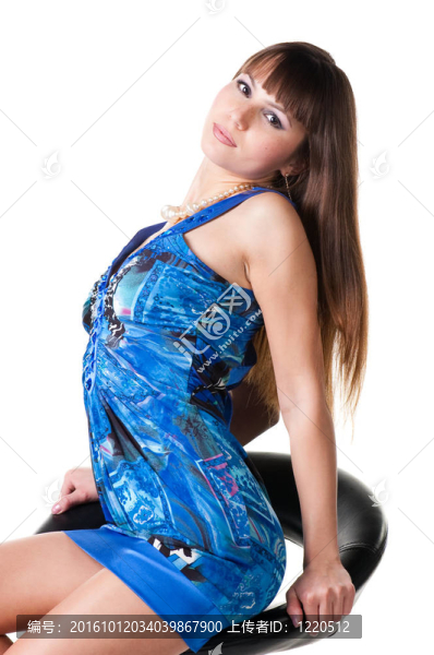 性感的女人穿了一件藍色的衣服。