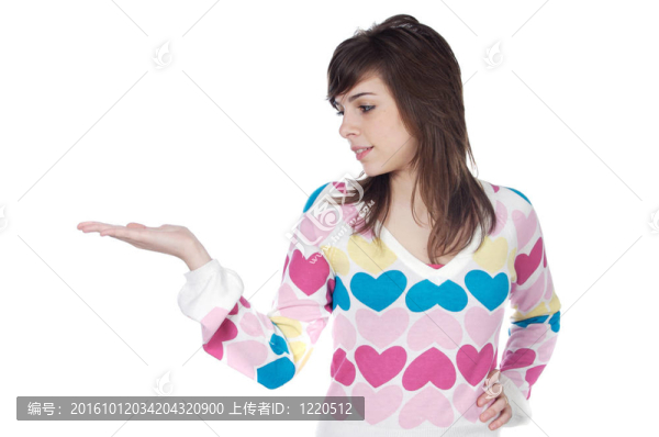女孩拿著什么