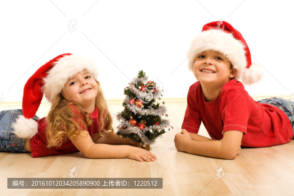 微笑的孩子在圣誕節(jié)時(shí)躺在地板上