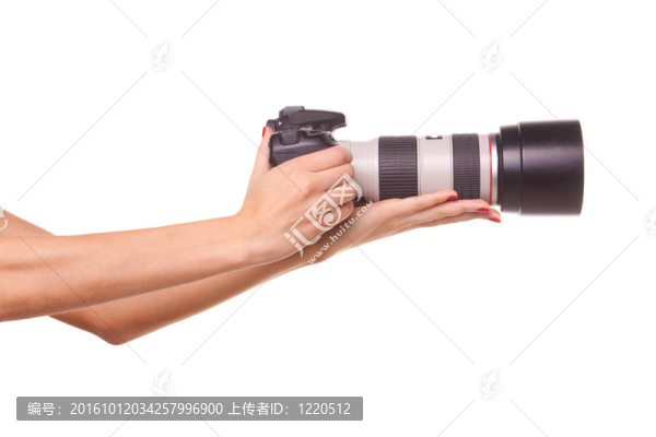 婦女手中拿著相機(jī)。