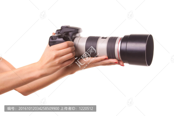 婦女手中拿著相機(jī)。