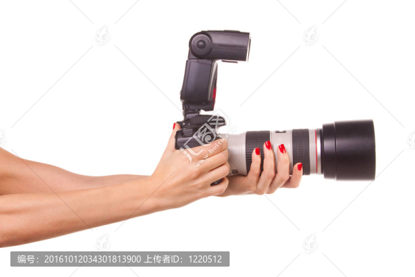 婦女手中拿著相機(jī)。
