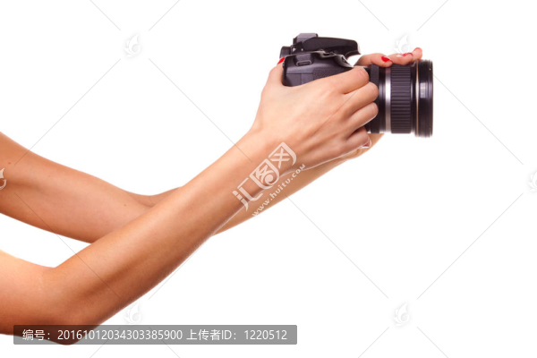 婦女手中拿著相機(jī)。
